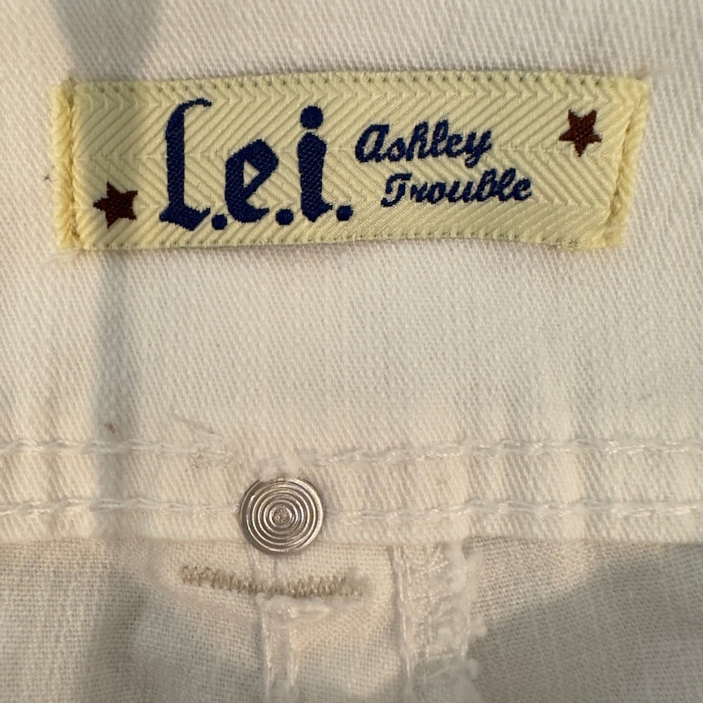 LEI Ashley Trouble White Low Rise Flare Jeans Women Size 9 Triple Button Y2K - Picture 3 of 12